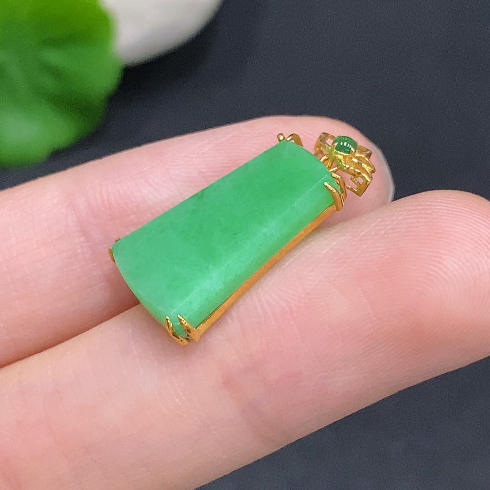 HUILIU HQ Jadeite pendant necklace with 18K gold, featuring a smooth jadeite stone on a delicate chain, total weight approx. 1.8g