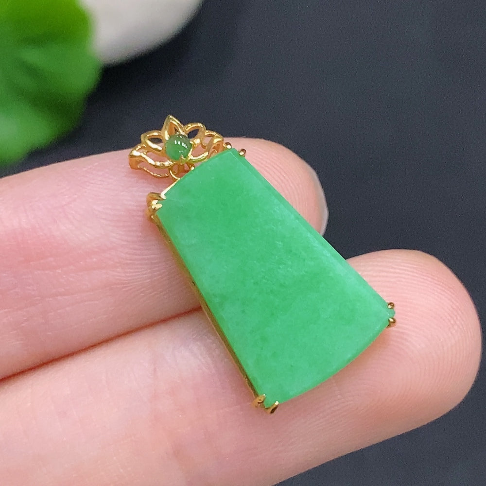 HUILIU HQ jadeite plain pendant necklace with 18K gold, showcasing a smooth jade pendant on a delicate gold chain.