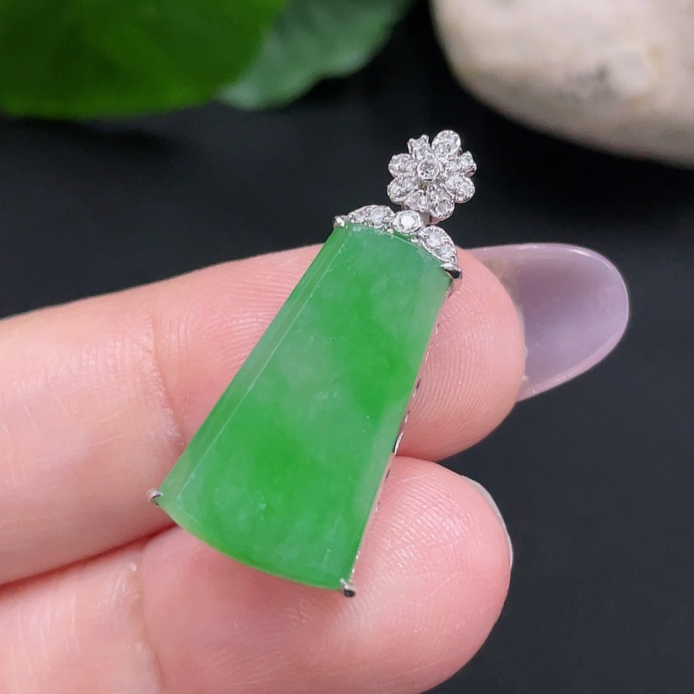 HUILIU HQ jadeite pendant necklace with 18K gold and diamond accents, elegant jewelry featuring a smooth jade pendant.