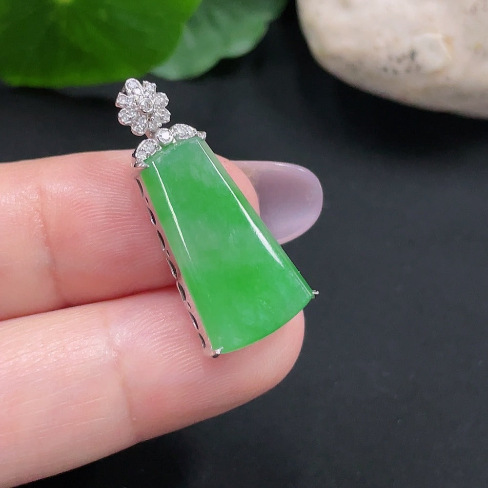 HUILIU HQ jadeite plain pendant necklace with 18K gold and diamond accents, showcasing a smooth jade pendant with gold chain.