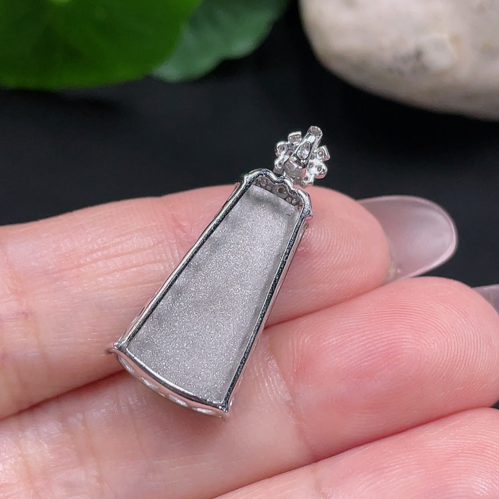 HUILIU HQ jadeite plain pendant necklace with 18K gold and diamond accents, showcasing a smooth jade pendant on a gold chain.