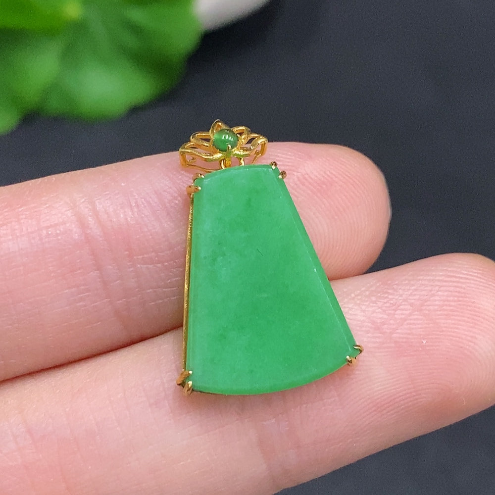 Huiliu HQ jadeite plain pendant showcasing smooth, polished green jade with a simple, elegant design and Huiliu certification.