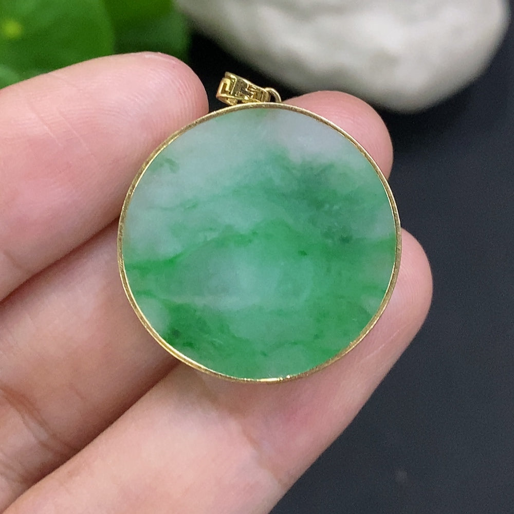 HUILIU HQ jadeite plain pendant with 18K gold mounting, smooth oval shape, weighs approx. 5.2g, elegant jewelry piece