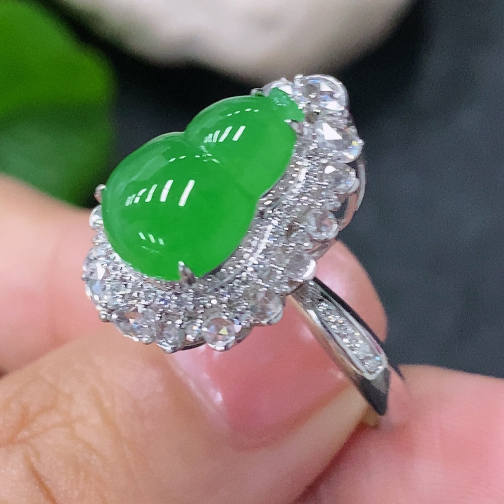 HUILIU HQ jadeite ring and pendant set with 18K gold and diamond accents, size 13, showcasing elegant jewelry design.