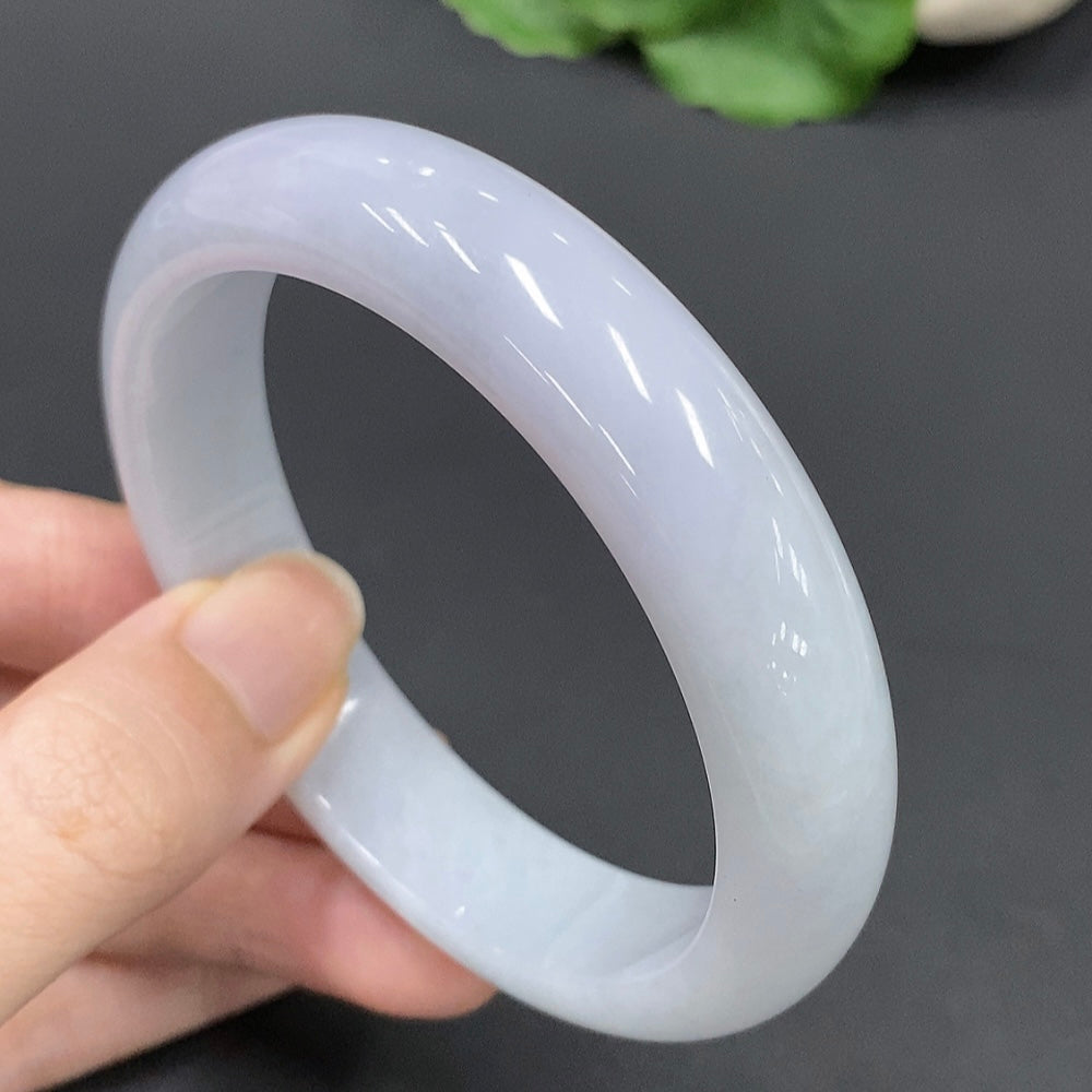 Huiliu HQ jadeite round bangle, authentic jade jewelry with a smooth, polished surface, showcasing a vibrant green hue.