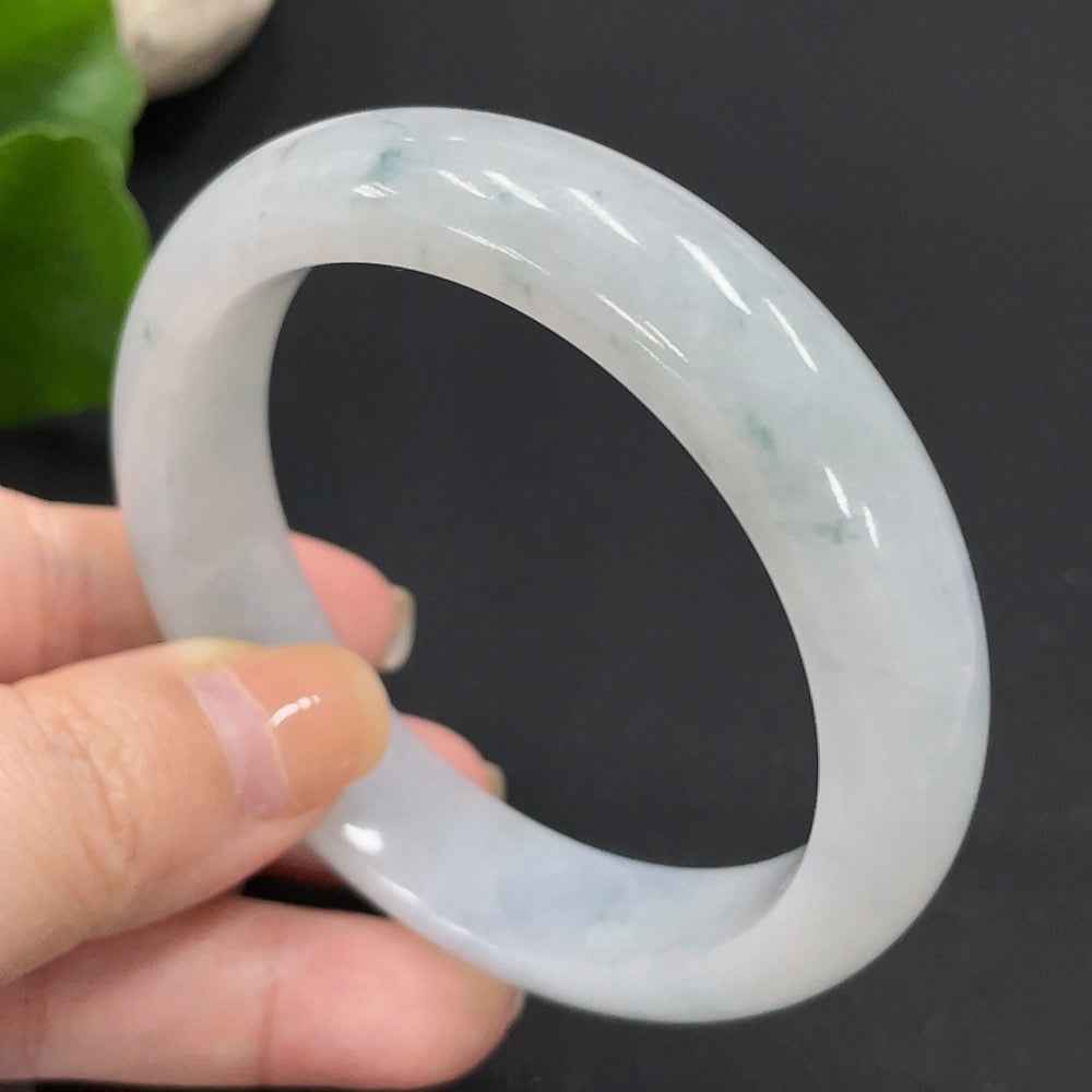 Huiliu HQ jadeite round bangle showcasing smooth, polished green jade with a glossy finish, certified by Huiliu HQ.