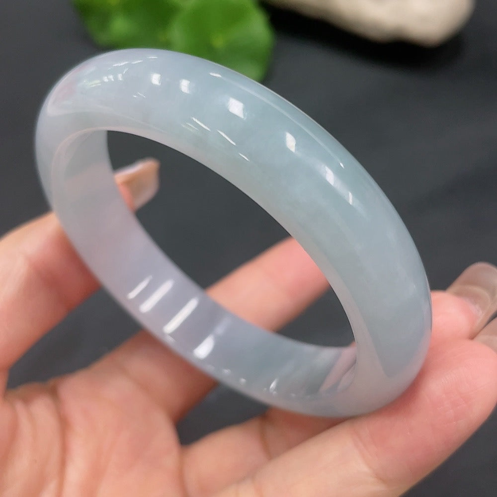 Huiliu certified jadeite round bangle showcasing smooth, polished green jade with a glossy finish and traditional craftsmanship.
