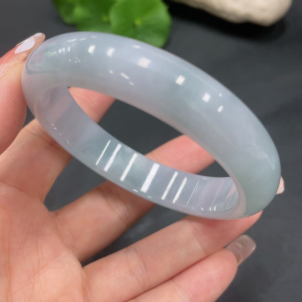 Huiliu Certified Jadeite round bangle with smooth polished surface, showcasing vibrant green jade and intricate craftsmanship.