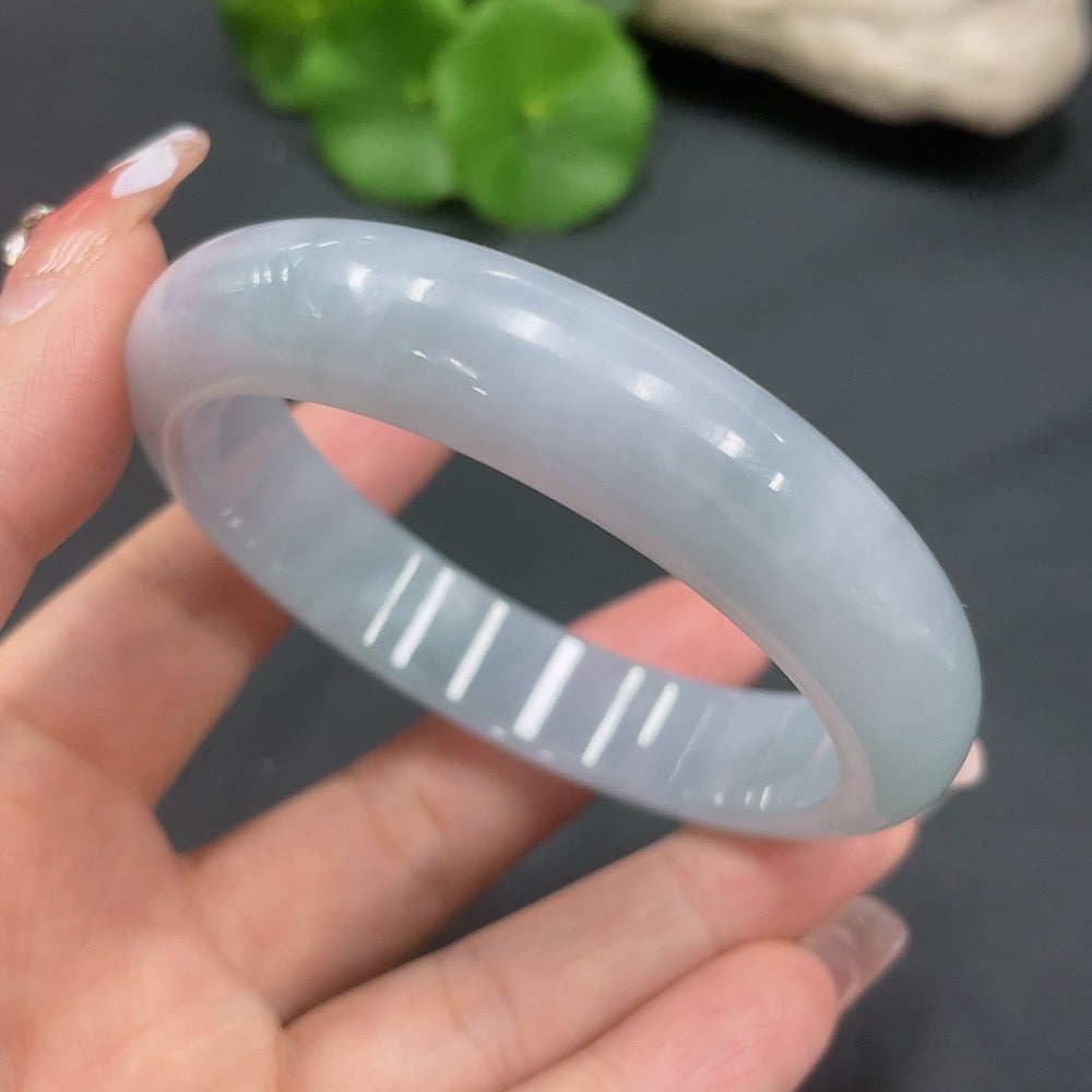 Huiliu certified jadeite round bangle with smooth, polished surface showcasing elegant green jade jewelry.