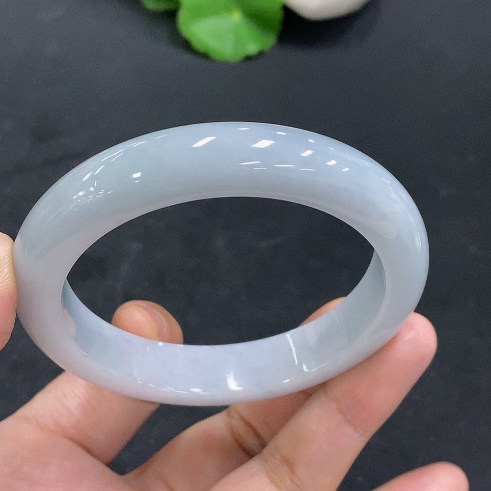 Huiliu HQ jadeite round bangle with smooth polished surface, crafted from green jade, certified by Huiliu for quality and authenticity.