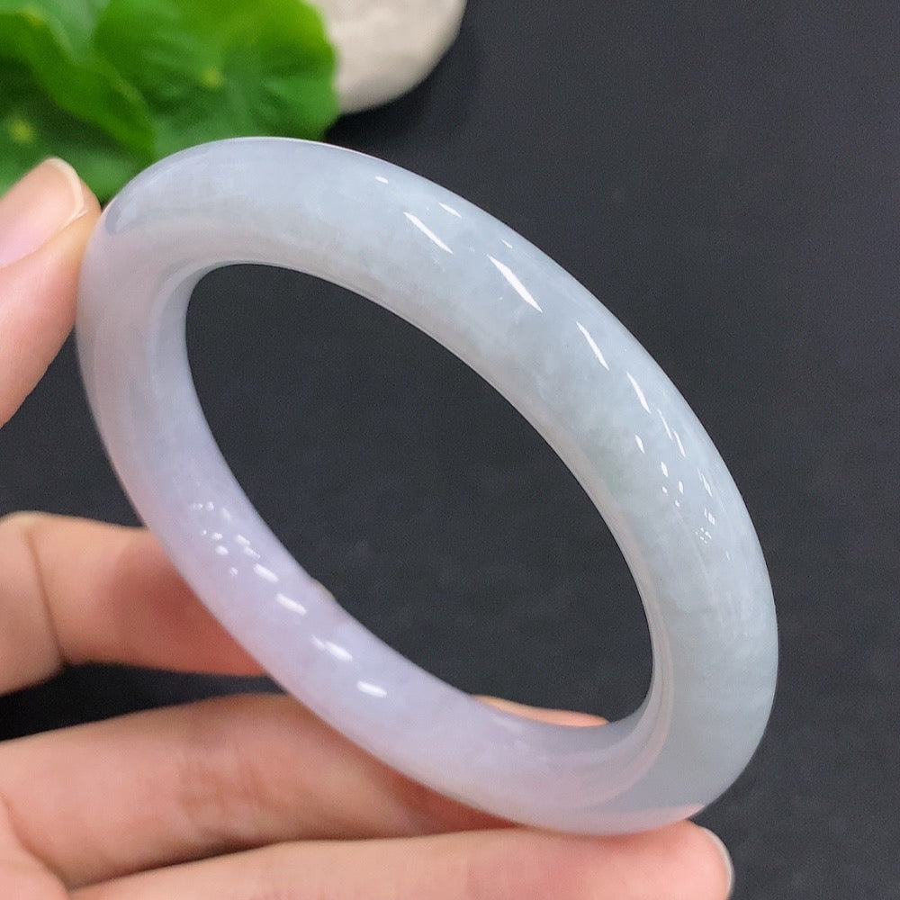 Huiliu certified jadeite round bangle showcasing smooth, polished green jade with a glossy finish.