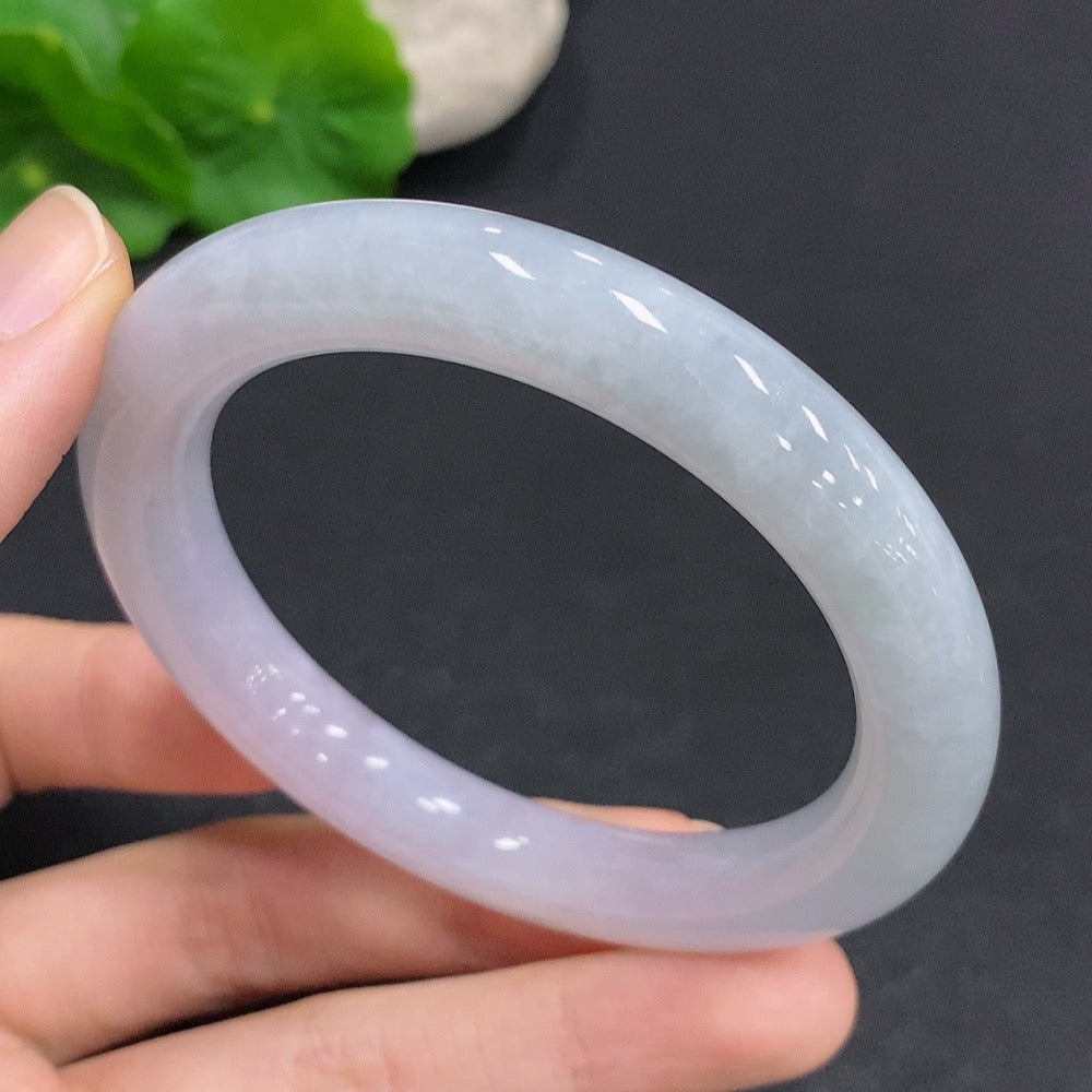 Huiliu Certified Jadeite round bangle showcasing smooth, polished green jade with a glossy finish and traditional craftsmanship.