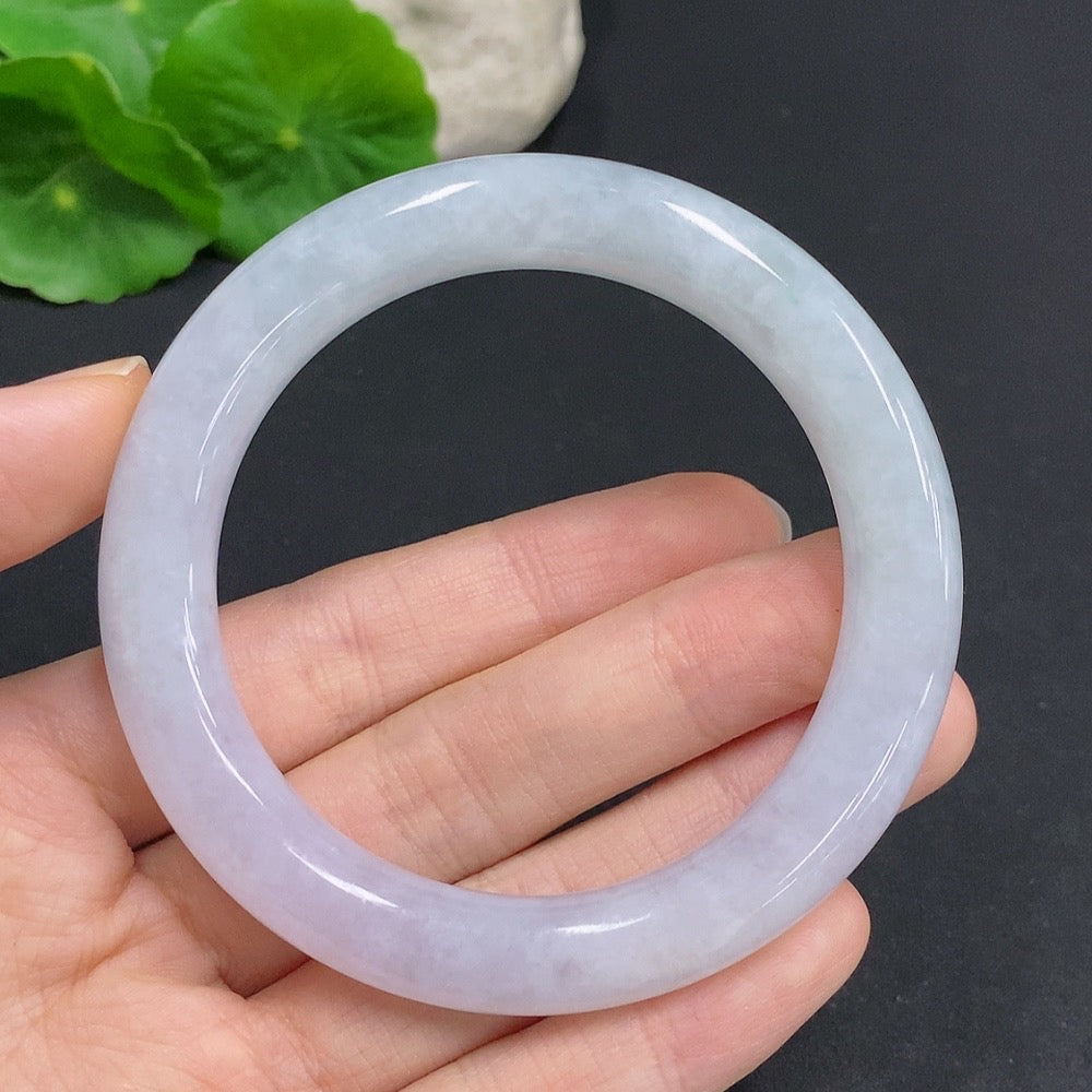 Huiliu Certified Jadeite round bangle with smooth, polished surface, showcasing vibrant green jade in a close-up shot.