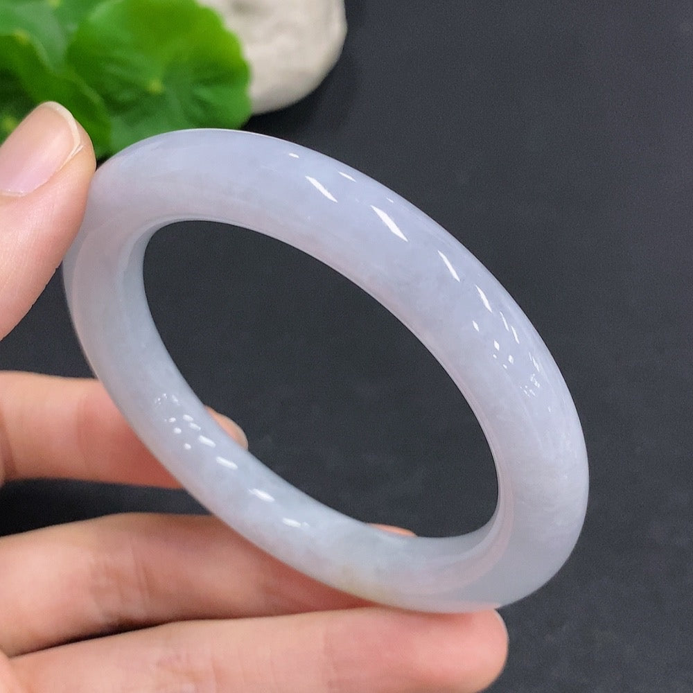 Huiliu Certified jadeite round bangle with smooth, polished surface showcasing rich green jade jewelry.