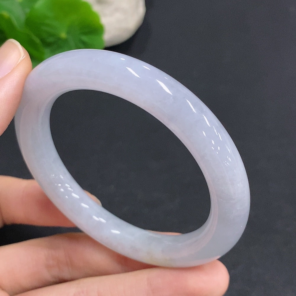 Huiliu Certified Jadeite round bangle showcasing smooth, polished jade surface with subtle natural variations and a glossy finish.