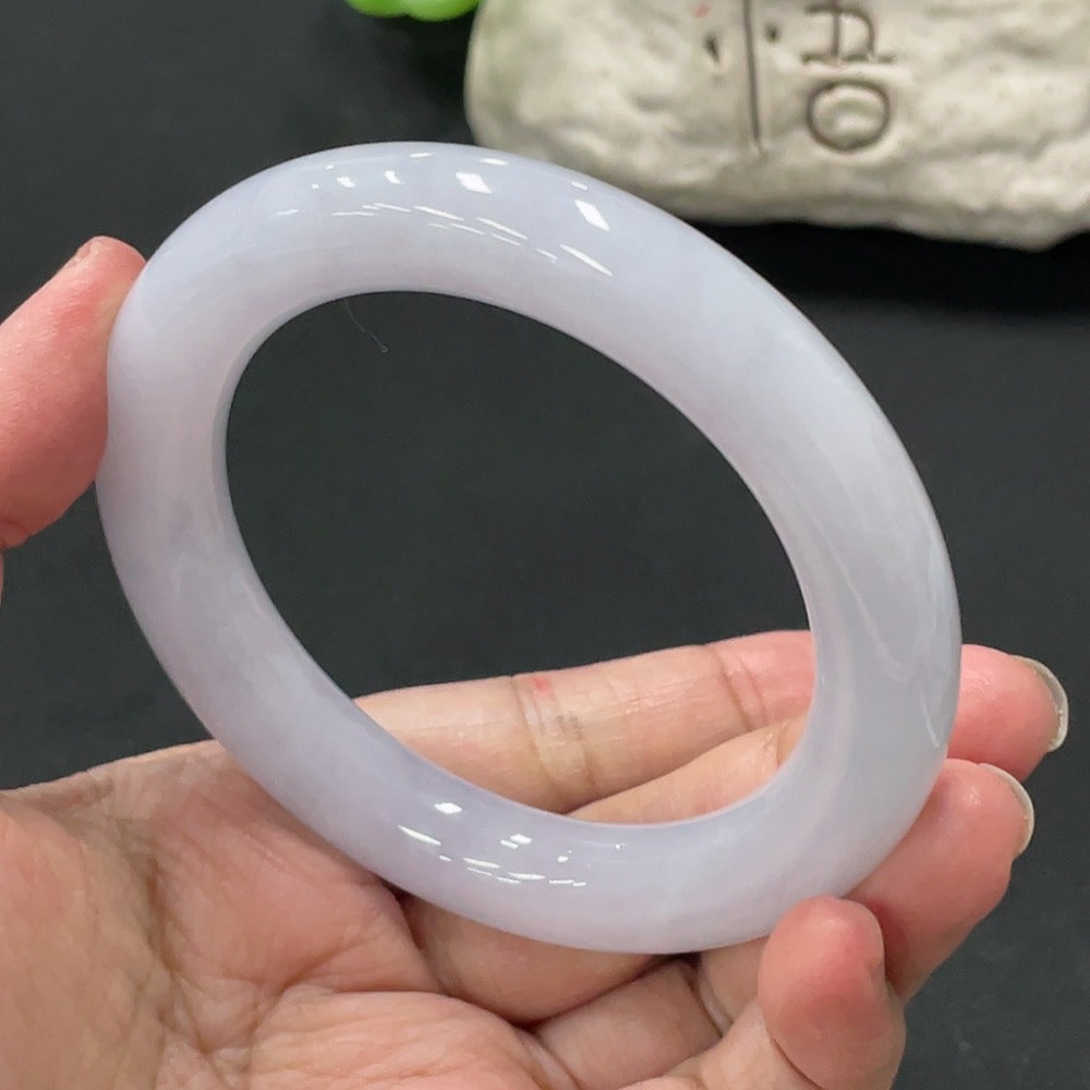 Huiliu HQ jadeite round bangle in vibrant green jade, showcasing smooth, polished surface and traditional craftsmanship.