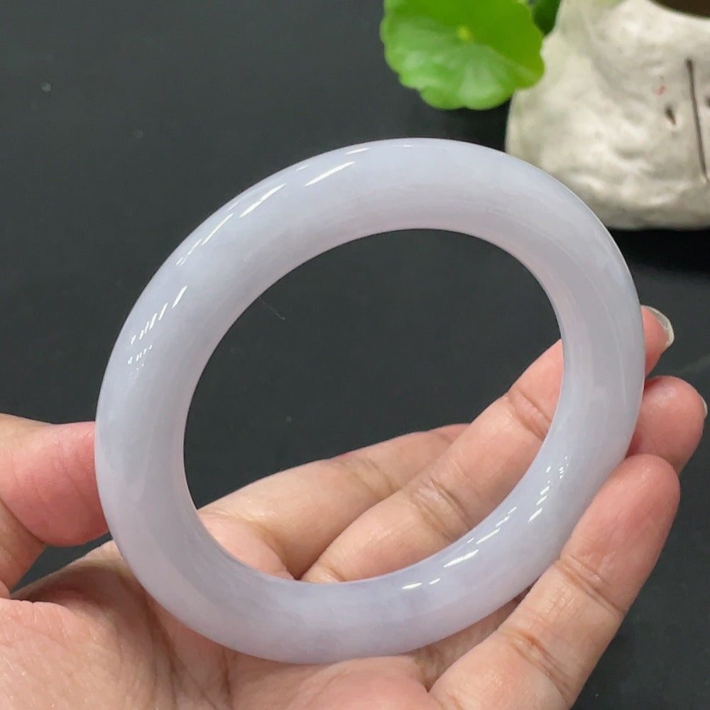 Huiliu HQ Jadeite round bangle, natural jade bracelet with smooth surface, certified by Huiliu, showcasing elegant craftsmanship.