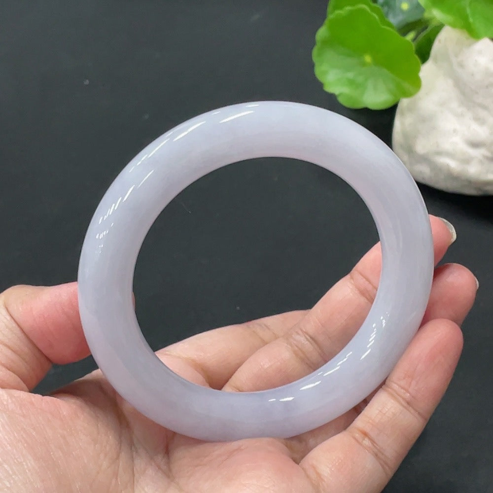 Huiliu HQ jadeite round bangle, crafted from polished jade, showcasing smooth, circular design, certified by Huiliu HQ.