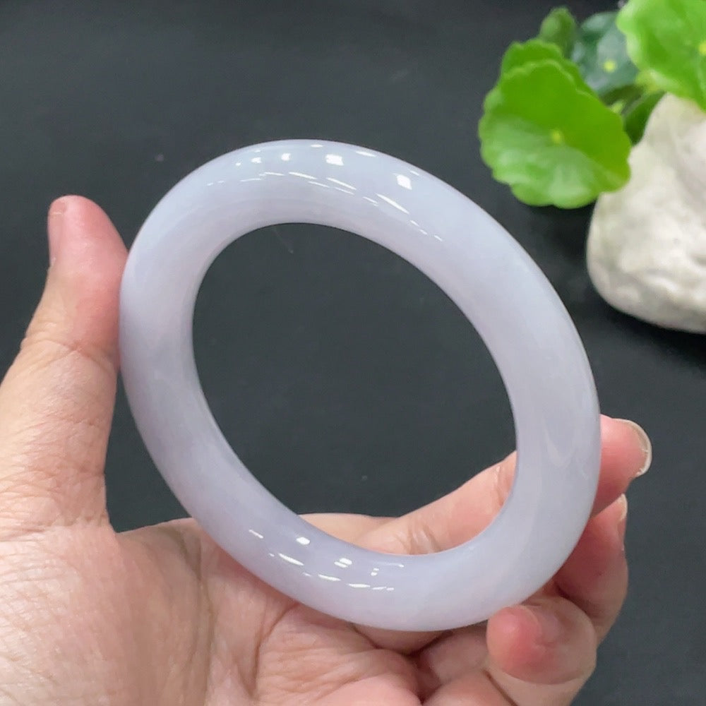 Huiliu HQ jadeite round bangle in vibrant green jade with smooth, polished surface, showcasing traditional craftsmanship.