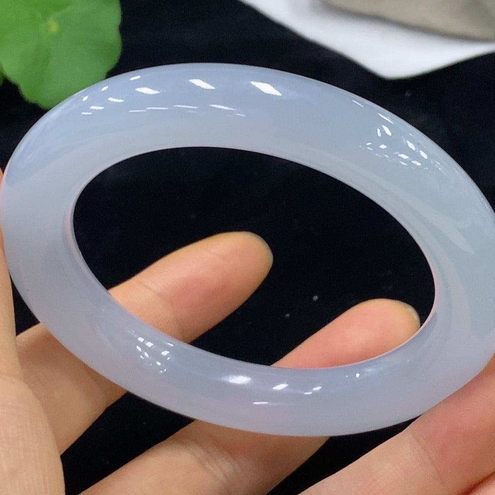 HUILIU HQ jadeite round bangle in size 56.7, smooth jade surface, weighs approximately 72.66g, showcasing elegant craftsmanship.