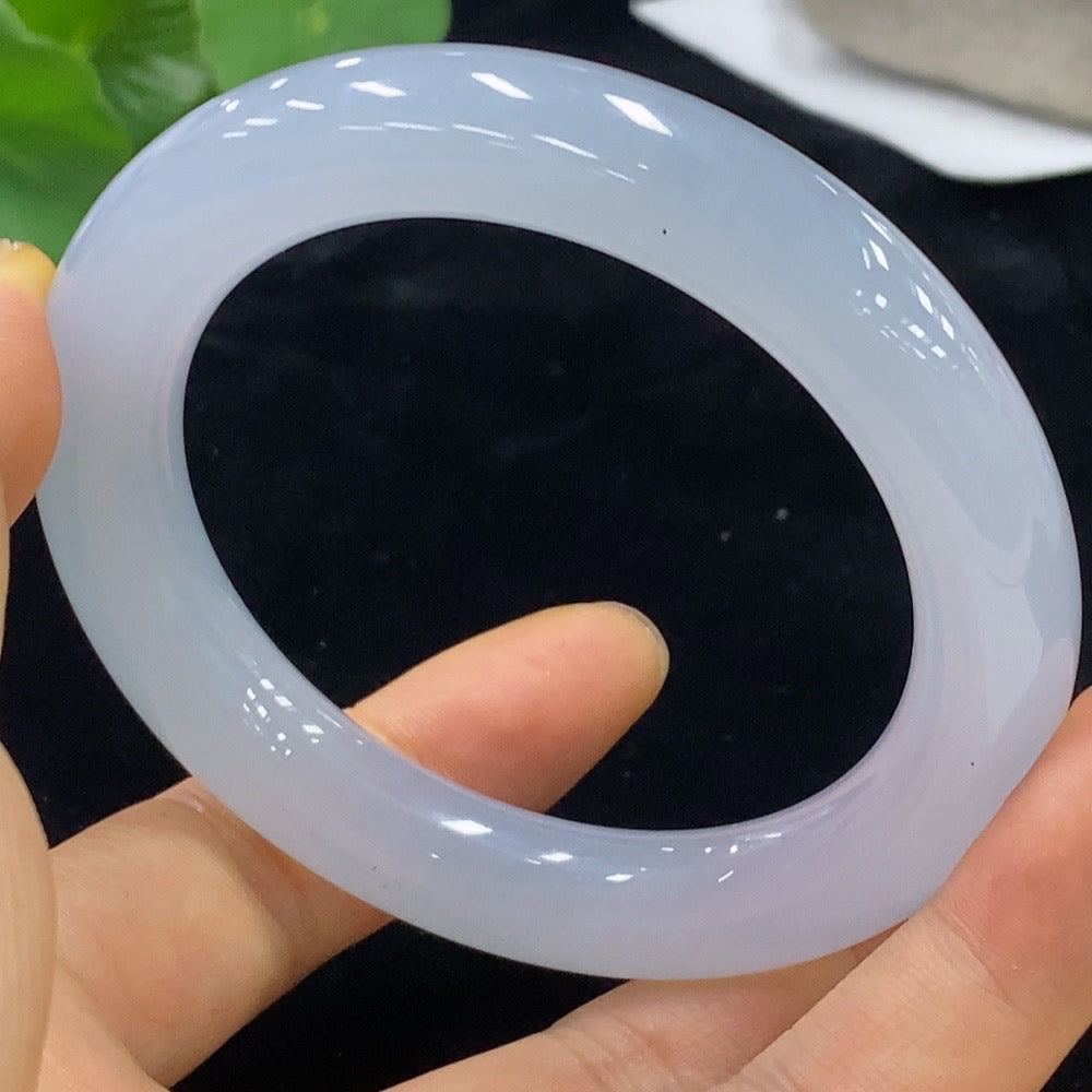 HUILIU HQ jadeite round bangle in size 56.7, featuring smooth polished surface and a total weight of approx. 72.66g.