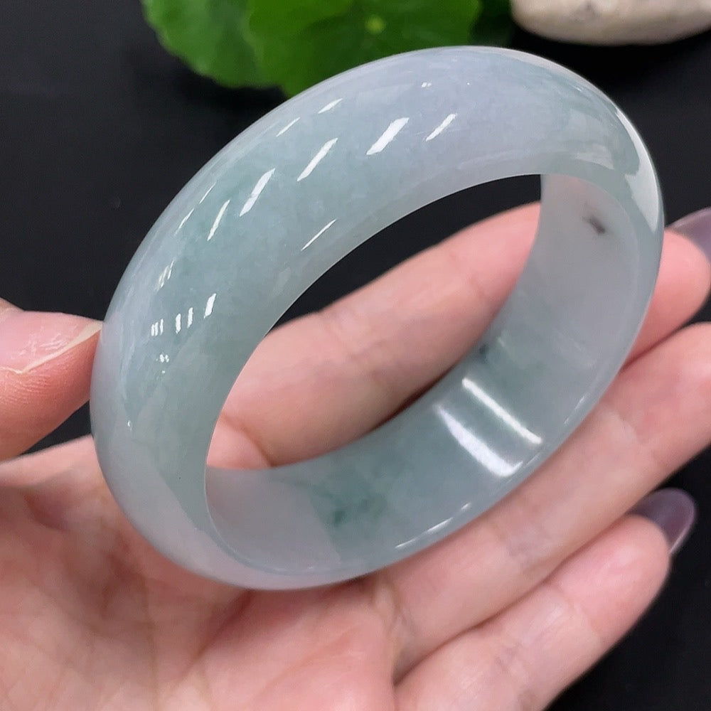 HUILIU HQ jadeite round bangle in size 57, featuring a smooth, polished jade surface and an approximate weight of 80.8g.