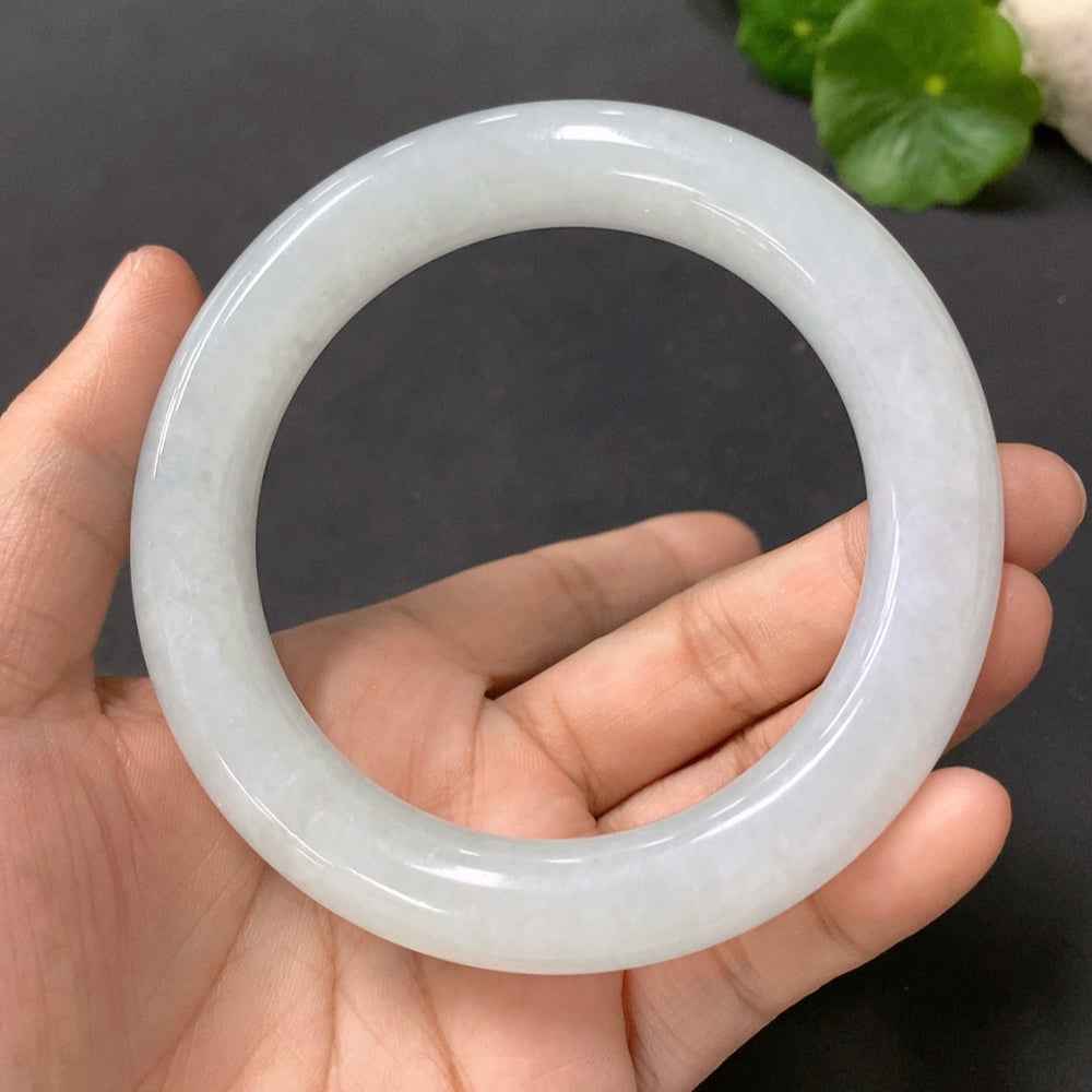 HUILIU HQ jadeite round bangle in size 59.2 with a total weight of 85.142g, showcasing smooth, polished jade surface.