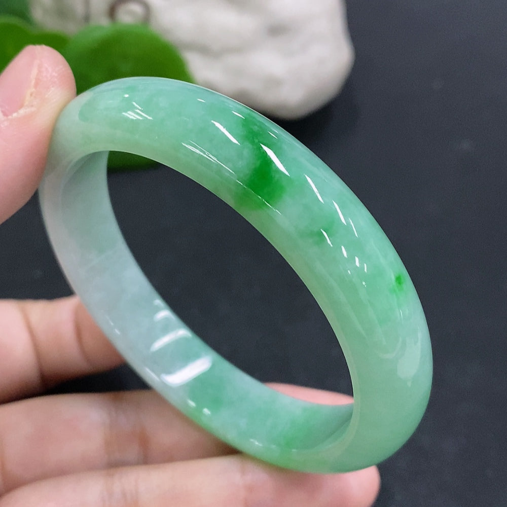 Huiliu HQ Jadeite round bracelet showcasing smooth, polished jade stones with a natural, elegant design and Huiliu certification.