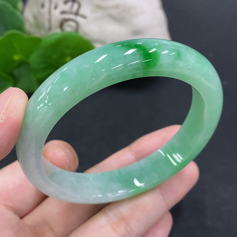 Huiliu HQ jadeite round bracelet featuring smooth, polished jade stones, showcasing natural green hues and craftsmanship.