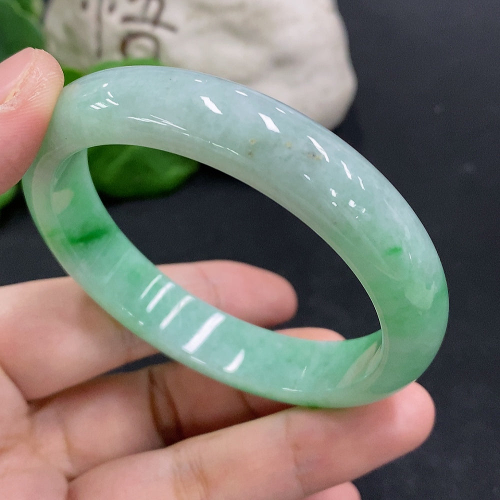 Huiliu HQ Jadeite round bracelet featuring polished green jade stones, crafted for elegant jewelry styling.