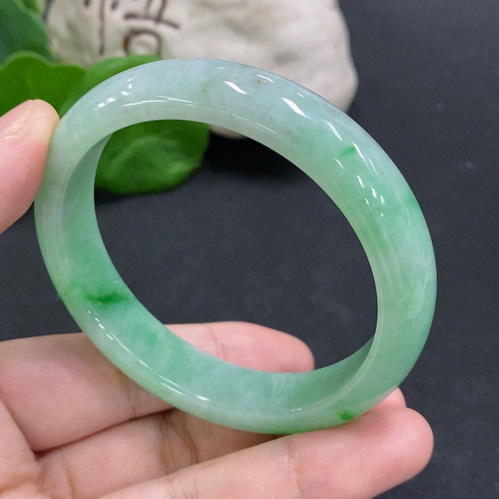 Huiliu HQ jadeite round bracelet featuring smooth, polished jade stones with a natural green hue, certified by Huiliu.