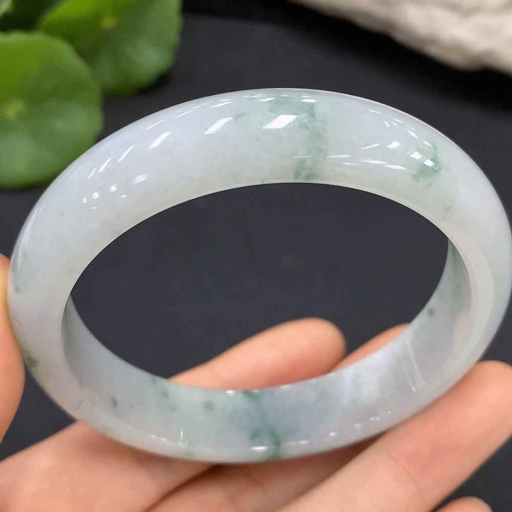 Huiliu HQ Jadeite round bracelet made of smooth green jade, featuring a polished, natural stone design.