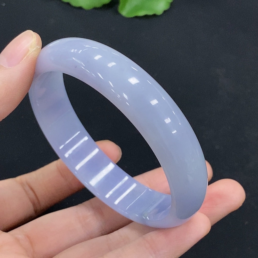 Huiliu HQ jadeite round bracelet featuring smooth, polished green jade beads on a string, certified by Huiliu.