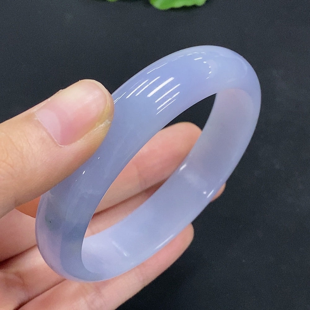 Huiliu HQ Jadeite round bracelet featuring smooth, polished jadeite beads on a delicate elastic cord, certified by Huiliu.