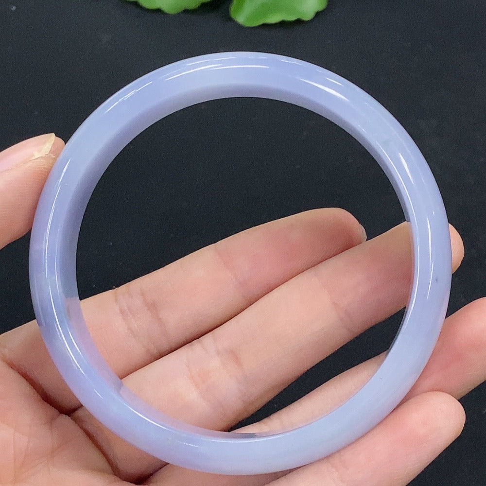 Huiliu HQ jadeite round bracelet made of green jade, featuring a polished smooth surface and Huiliu Certified quality.