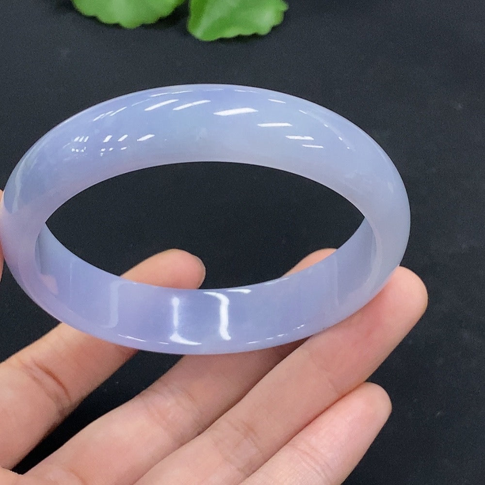 Huiliu HQ jadeite round bracelet, certified jade jewelry with smooth, polished green jade beads on an elastic string.