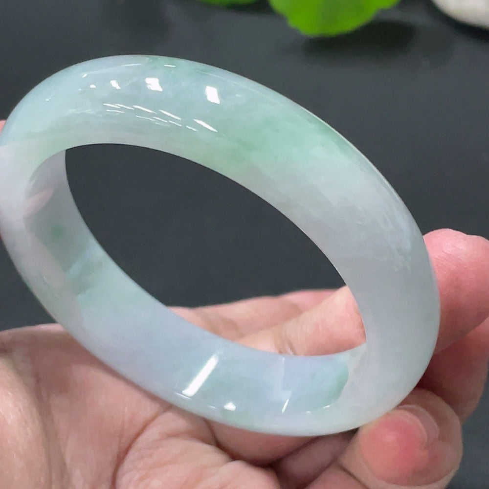 Huiliu HQ Jadeite round bracelet featuring smooth, polished jade stones on a delicate string, certified by Huiliu.