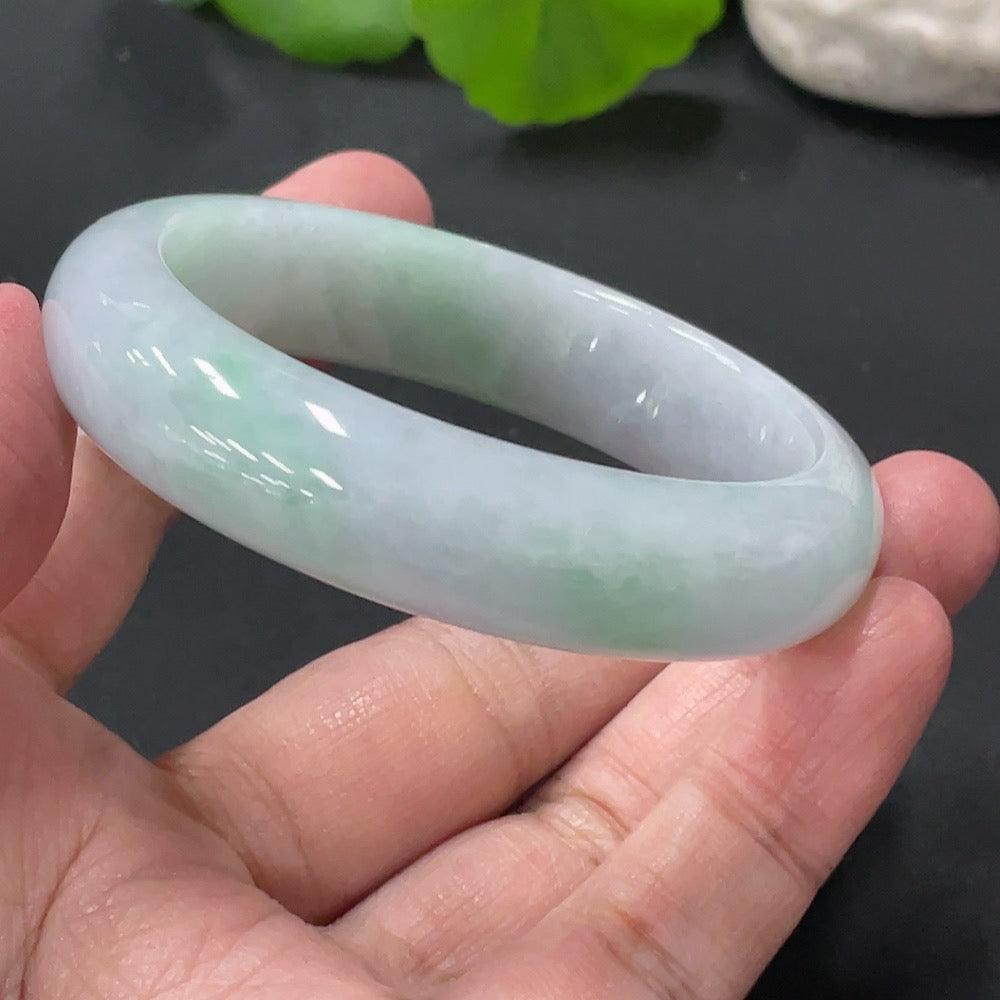 Huiliu HQ jadeite round bracelet made of smooth green jade, certified by Huiliu, showcasing polished, rounded jade beads.