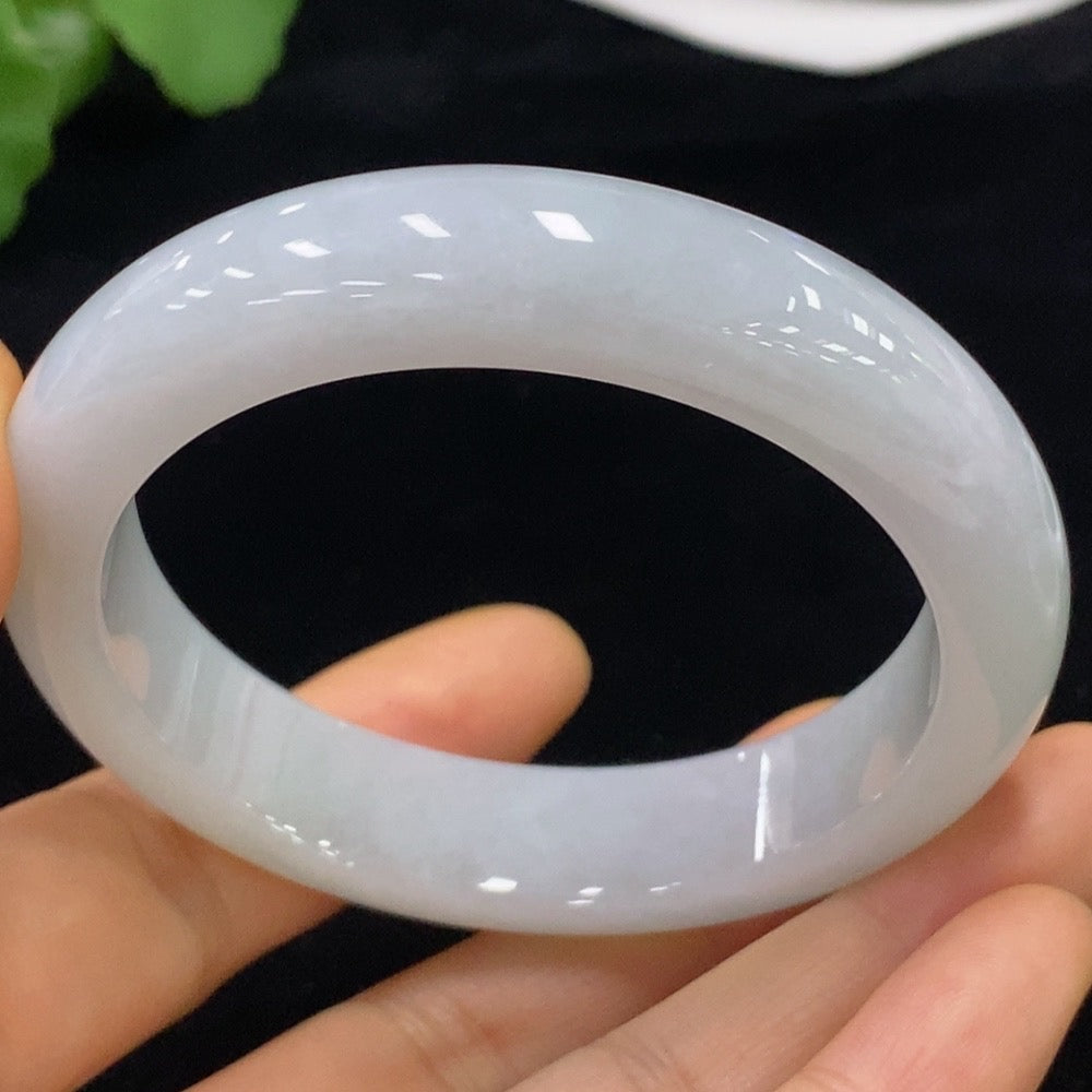 Huiliu HQ jadeite round bracelet featuring smooth jade stones, certified by Huiliu, showcasing elegant craftsmanship and natural green hues.