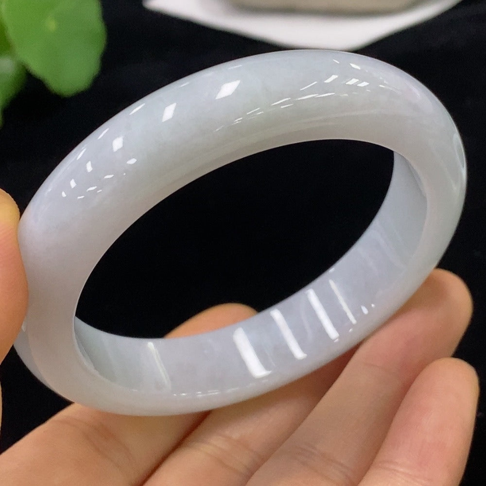 Huiliu HQ jadeite round bracelet featuring smooth, polished jade stones, certified by Huiliu for quality and authenticity.