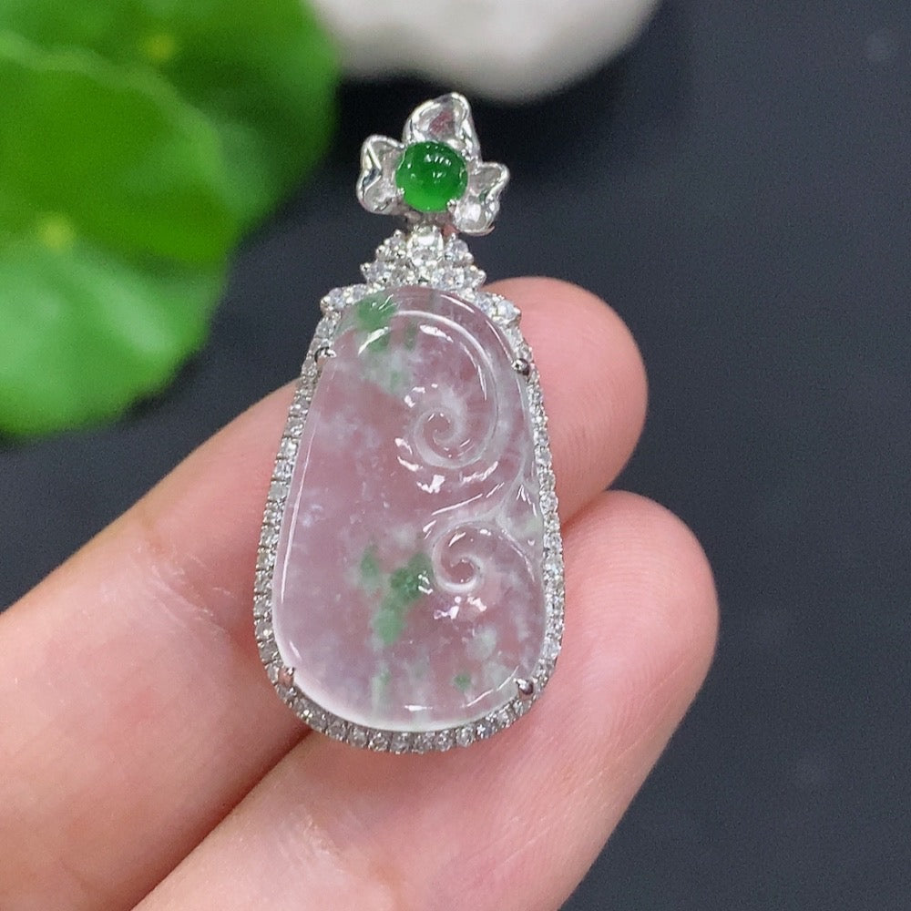 Jadeite Ruyi pendant with inlaid 18K gold and diamond accents, crafted by HUILIU HQ, weighing approximately 3.6 grams.