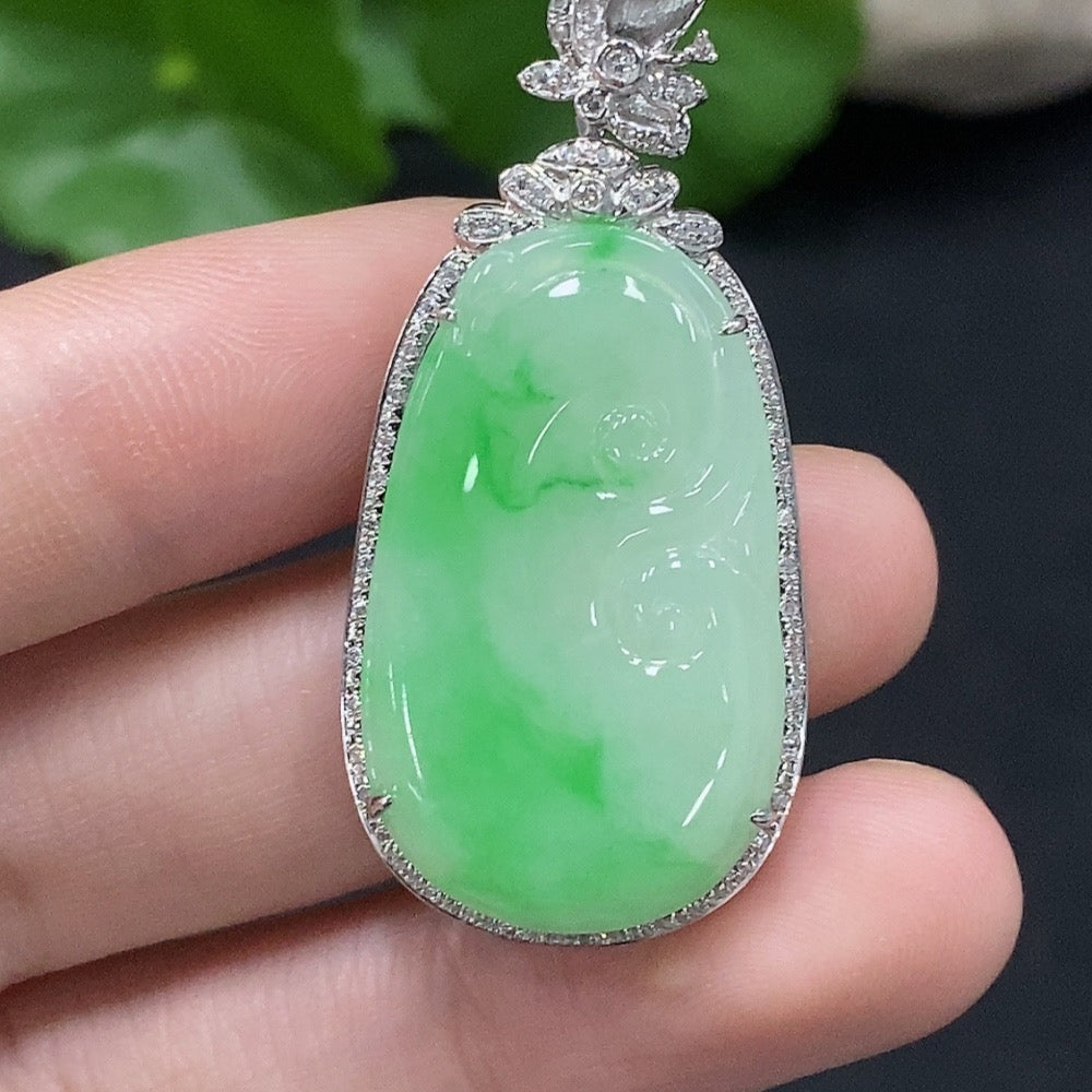 Jadeite Ruyi pendant in 18K gold with diamond accents, featuring intricate inlay work and a total weight of approx. 6.57g.