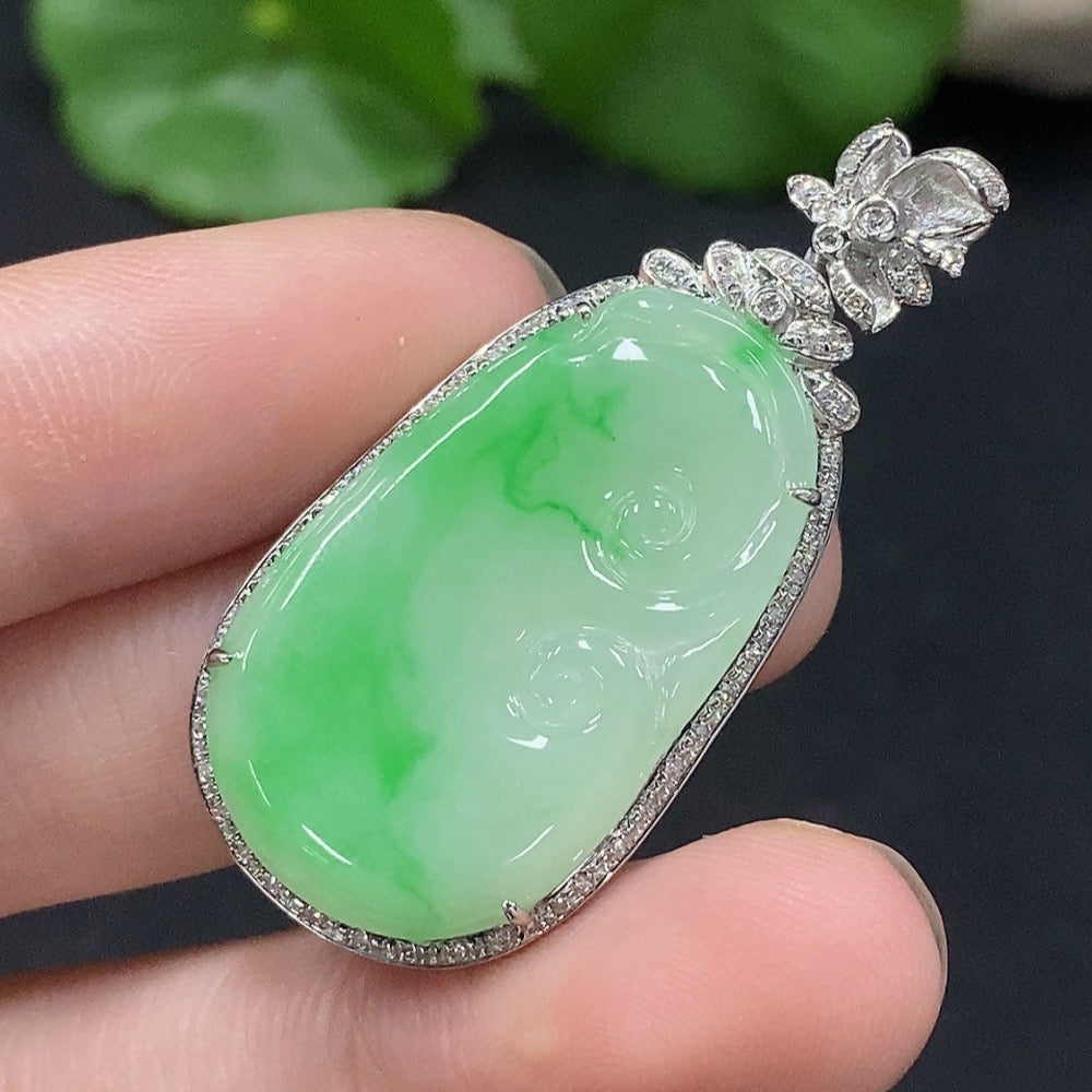 Jadeite Ruyi pendant with 18K gold inlay and diamond accents, crafted by HUILIU HQ, weighs approx. 6.57g.
