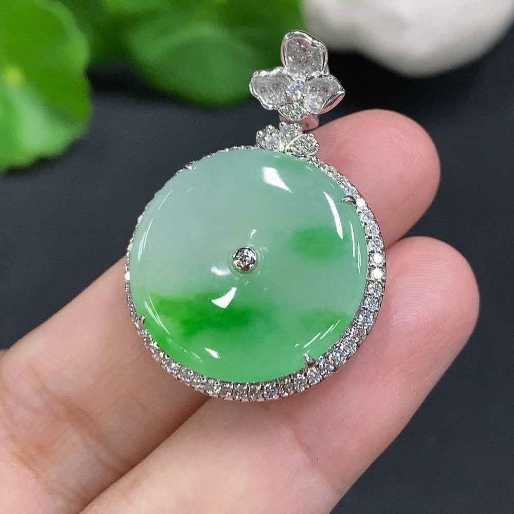 HUILIU HQ jadeite safety buckle pendant with inlaid design, crafted in 18K gold, weighing approximately 8.4 grams.