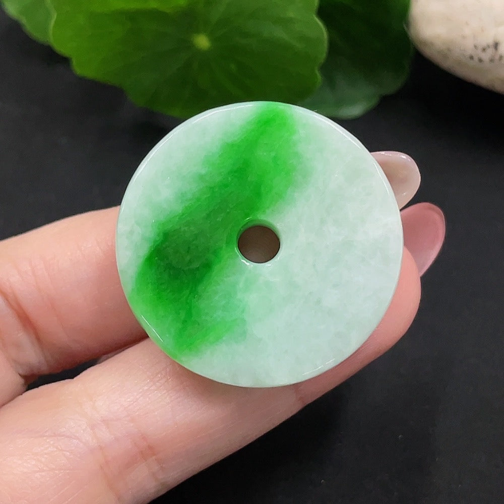 HUILIU HQ Jadeite safety buckle pendant, handcrafted jade jewelry with a total weight of approx. 15.9g, showcasing a smooth, polished design.