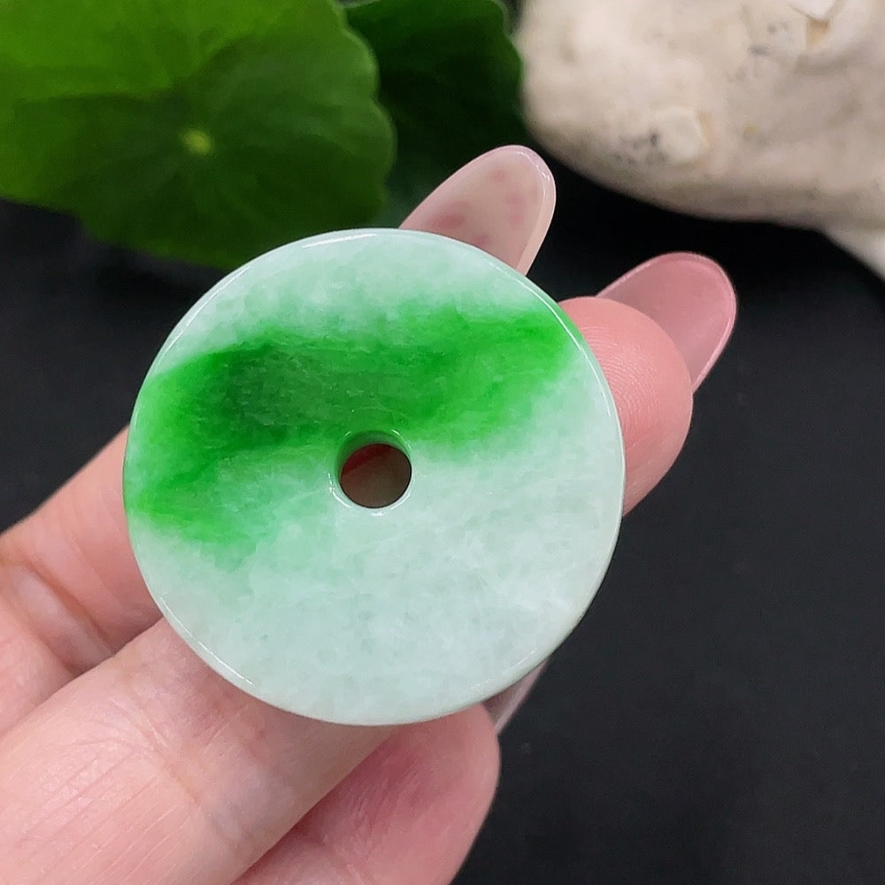 HUILIU HQ Jadeite safety buckle pendant showcasing a smooth, polished jade piece with a safety buckle design, weighing approximately 15.9g.