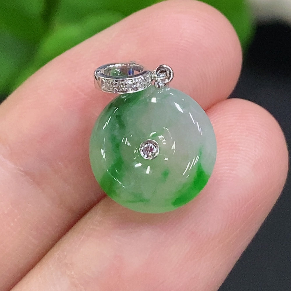 HUILIU HQ Jadeite safety buckle with 18K gold and diamonds, delicate jewelry accessory with a total weight of 1.6g.