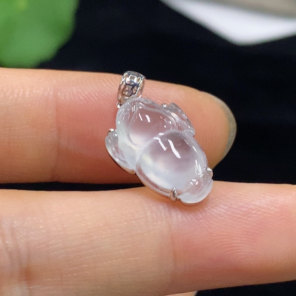 Jadeite three-legged golden toad pendant with 18k inlay, crafted by HUILIU HQ, weighing approximately 1.53 grams.
