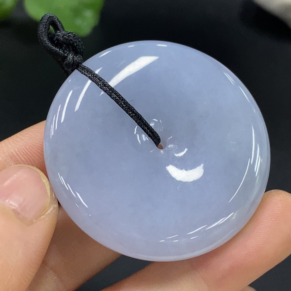 HUILIU HQ jadeite Peace Knot pendant featuring intricate jade craftsmanship, showcasing a smooth, polished jadeite jade pendant.