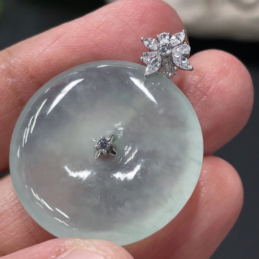HUILIU HQ jadeite Peace Knot pendant featuring intricate knot design and smooth jade surface.